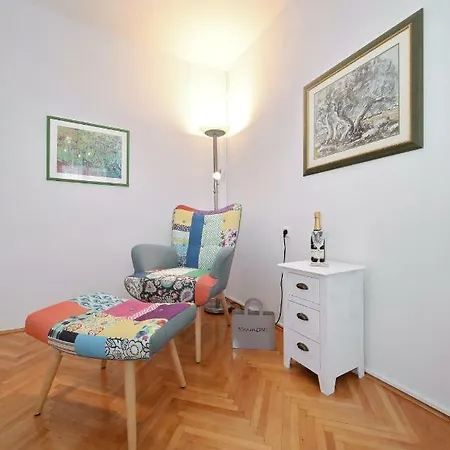 Cozy Lana In The Center *