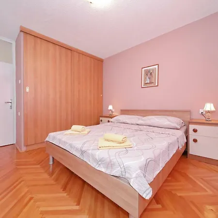 Lana In Centre With Garage Apartament