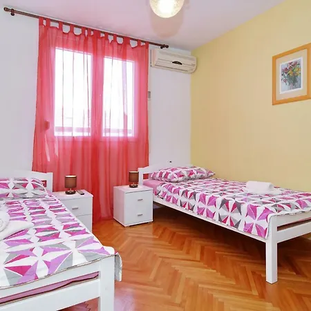 Lana In Centre With Garage Apartament
