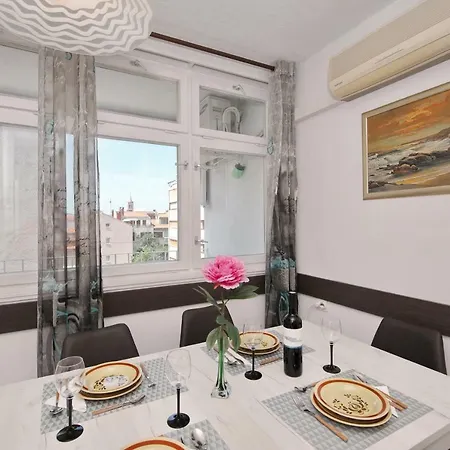 Apartment Lana In Centre With Garage Zadar
