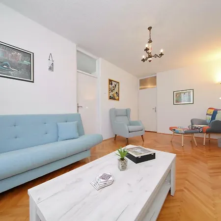 Apartment Lana In Centre With Garage Zadar