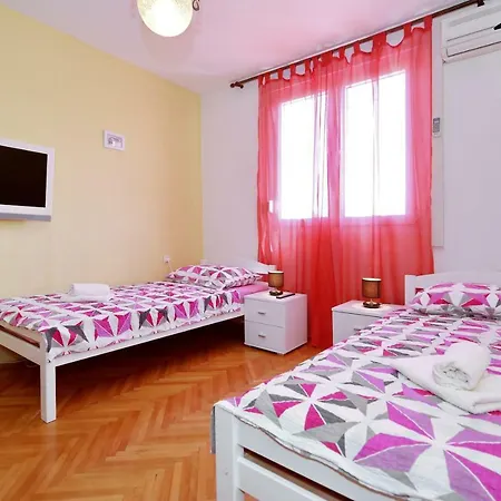 Apartment Lana In Centre With Garage Zadar