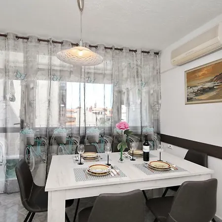Apartment Lana In Centre With Garage Zadar