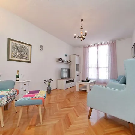 Cozy Lana In The Center