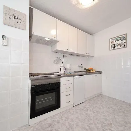 Apartment Lana In Centre With Garage Zadar