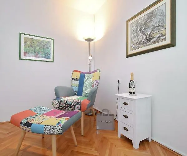 Cozy Lana In The Center *