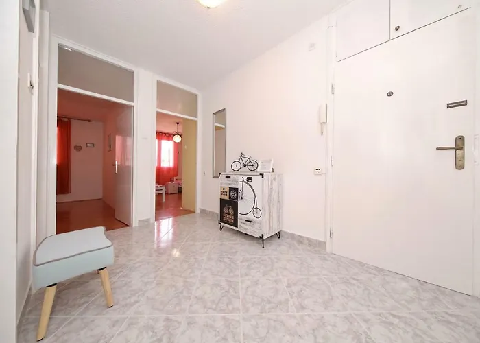 Cozy Lana In The Center Apartment *