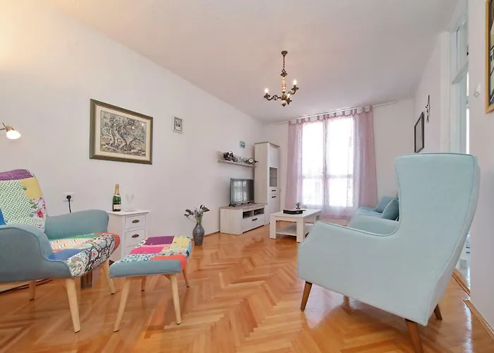 Cozy Lana In The Center